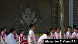 中国学生在美国驻华使馆前排队申请到美国留学的签证。 (2012年2月5日)