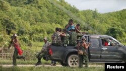 မောင်တောတွင် တပ်မတော်သားများကို တွေ့ရစဉ် (သြဂုတ် ၃၁၊ ၂၀၁၇)
