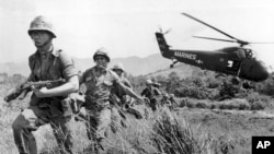 Trong bức ảnh chụp ngày 28/4/1965, Thủy Quân Lục Chiến Mỹ tiến vào một ngôi làng tình nghi do Việt Cộng kiểm soát gần tp Đà Nẵng trong chiến tranh Việt Nam. Phim tài liệu10 tập của đạo diễn Ken Burns về cuộc chiến sẽ bắt đầu được công chiếu ngày 17/9/2017 trên đài PBS. (AP Photo/Eddie Adams)