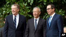 美国贸易代表莱特希泽(左),中国副总理刘鹤(中),美国财政部长姆努钦(右)合影。(2019年10月10日)