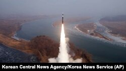 북한은 6일 신형 극초음속 중장거리탄도미사일 시험 발사에 성공했다며, 7일 관영 '조선중앙통신'을 통해 사진을 공개했다.