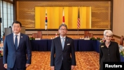美国常务副国务卿谢尔曼(Wendy Sherman)与日本副外相森健良(中)和韩国外交部第一次官崔钟建(左)举行三方会谈(路透社2021年7月21日)
