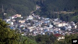 ကချင်လွတ်မြောက်ရေးတပ်မတော် (KIA) အခြေဆိုက်ရာ ကချင်ပြည်နယ် လိုင်ဇာမြို့ကို တွေ့ရစဉ် (အောက်တိုဘာ ၃၁၊ ၂၀၁၃)