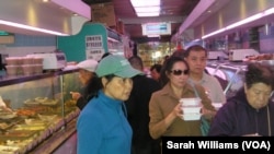 纽约曼哈顿华埠一家食品店内的顾客(美国之音威廉姆斯拍摄)