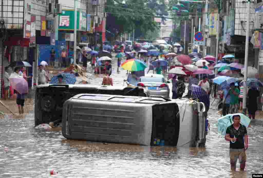 2016年6月14日,广西柳州街道上,积水,翻车,行人。