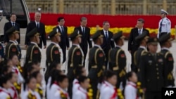 中国领导人习近平带领中共中央政治局常委在北京天安门给人民英雄纪念碑献花。(2024年9月30日)