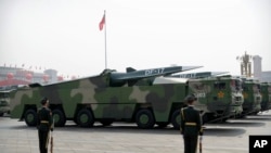 在北京举行的纪念中国共产党成立70周年的阅兵式上,运载DF-17弹道导弹的中国军车(2019年10月1日)。