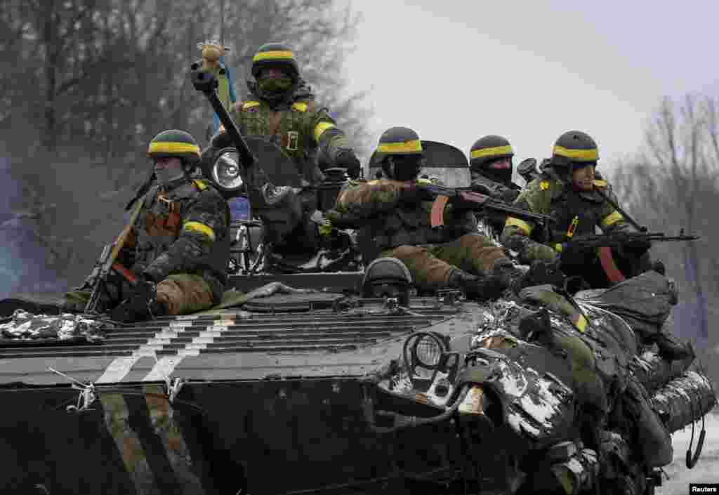 Thành viên của lực lượng vũ trang Ukraine đi trên xe bọc thép APC gần làng Debaltseve, miền đông Ukraine, ngày 10/2/2015.
