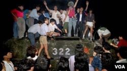 1989年6月4日,北京长安街附近,示威者带着石头登上镇压群众的军队装甲车。