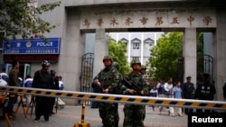 在2014年5月23日乌鲁木齐市发生自杀炸弹袭击后,中国武警在乌鲁木齐第五中学门前站岗(2014年5月23日)