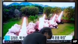资料照片:韩国首尔火车站在播放朝鲜发射多枚火箭的电视新闻。(2024年4月23日)
