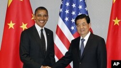 美国总统奥巴马(左)3月26日在韩国首都首尔与中国国家主席胡锦涛会晤