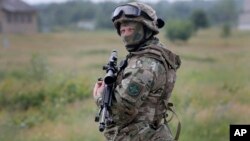 Український солдат під час військових навчань у м.Чугуїв, червень 2014 року.