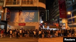 香港民众在街头排队购买最后一期的苹果日报。(2021年6月24日)