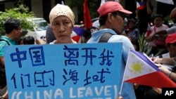 菲律宾民众在马尼拉中国总领馆前抗议中方行径(2019年6月12日)