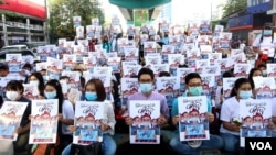 ရန်ကုန်မြို့က သနပ်ခါးလိမ်း ဆန္ဒပြပွဲမှာ ပါဝင်သူများ။ (ဖေဖော်ဝါရီ ၂၅၊ ၂၀၂၁)