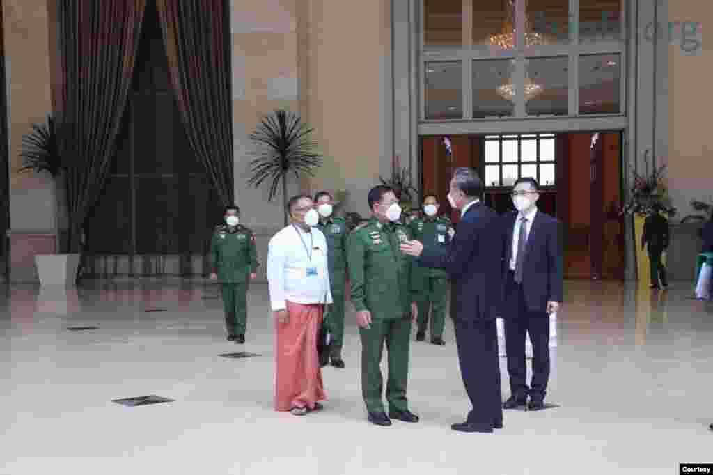 တရုတ်နိုင်ငံခြားရေးဝန်ကြီး Wang Yi နဲ့ တပ်မတော်ကာကွယ်ရေးဦးစီးချုပ် ဗိုလ်ချုပ်မှူးကြီး မင်းအောင်လှိုင်တို့ နေပြည်တော်မှာ တွေ့ဆုံခဲ့တဲ့ မြင်ကွင်း။ (ဓာတ်ပုံ - တပ်မတော်သတင်းမှန် ပြန်ကြားရေးအဖွဲ့ - ဇန်နဝါရီ ၁၂၊ ၂၀၂၁)