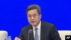 中国财政部长蓝佛安星期六宣布中国最新经济刺激措施。(美联社:2024年10月12日)