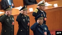 在中国人大全会上当选的中华人民共和国中央军委成员在北京人民大会堂宣誓就职。照片上有副主席许其亮(前)和副主席张又侠(左)、委员魏凤和(左二)、苗华(右,2018年3月18日) 。