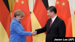 资料照:中国领导人习近平在北京人大会堂会晤到访的德国总理默克尔。(2018年5月24日)