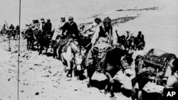 1959年3月21日,达赖喇嘛一行逃离拉萨后,越过西藏南部的Zsagola山口。