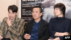 在上海,导演娄烨(中)、领衔主演巩俐(右)和赵又廷在他们主创的电影《兰心大剧院》的新闻发布会上(2018年2月14日)。