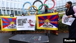 抗议者在瑞士洛桑国际奥委会总部外,呼吁抵制2022年北京奥运会。(2021年11月26日)