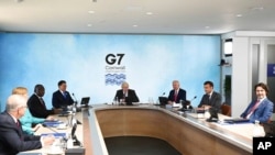 2021 年 6 月 12 日,英国首相鲍里斯·约翰逊(中)和其他七国集团领导人在英国康沃尔举行的峰会上合影。