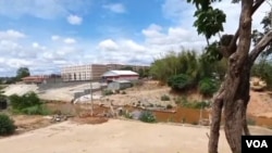 နယ်စပ်လှေဂိတ်တွေ ပိတ်ထားတဲ့အတွက် အသွားအလာမရှိ ကုန်စည်စီးဆင်းမှုမရှိဖြစ်နေတဲ့ လှေဂိတ်တခု။ (ဇွန် ၁၇၊ ၂၀၂၀)