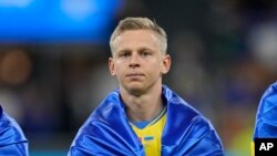 Український футболіст Олександр Зінченко перед початком відбіркового футбольного матчу Євро-2024 між Італією та Україною на стадіоні "Сан Сіро" в Мілані. 12 вересня 2023 р. Фото: AP/Antonio Calanni