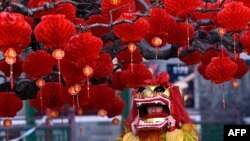 告别龙年,迎来蛇年,大年初一一名舞者在北京地坛公园庙会上准备舞狮表演。(法新社:2025年1月29日)