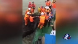 中国长江船难家属不满当局应急工作 中国长江船难家属不满当局应急工作