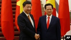 越南总理阮晋勇和来访的中国国家主席习近平握手(2015年11月5日)