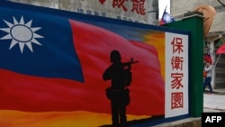 资料照:台湾金门岛一座绘有中华民国国旗与台湾士兵的墙壁。(2020年10月21日)