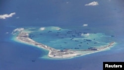 美国海军P-8A海神侦察机2015年5月21日在有争议的斯普拉特利群岛(南沙群岛)的美济礁上空拍摄到的数艘中国挖沙船。
