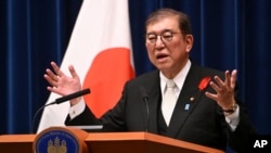 2024年10月1日,日本新首相石破茂在东京举行的记者会上讲话。