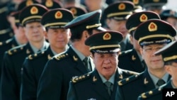 中国解放军代表团来到北京人民大会堂外面。(资料照)