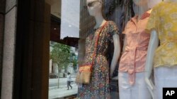 资料照片:行人路过波士顿街头一家商店的橱窗。(2020年6月11日)