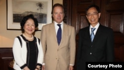 陈方安生(左)和李柱铭(右)会见英国外交及联邦事务部国务大臣施维尔(香港2020提供 )