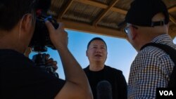 六四学生领袖王丹在自由雕塑公园接受美国之音采访(美国之音记者文灏拍摄)
