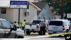警察在发生枪击案的村镇萨瑟兰泉(Sutherland Springs)的第一浸信会教堂旁边(2017年11月5日)