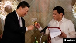 中国国家主席习近平和菲律宾总统杜特尔特在马尼拉总统府举行的国宴上。 (2018年11月20日)