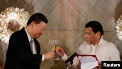 中国国家主席习近平和菲律宾总统杜特尔特在马尼拉总统府举行的国宴上。 (2018年11月20日)