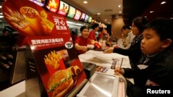 中国深圳的一家麦当劳快餐店(资料照片)