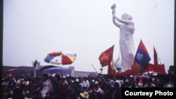 1989年,北京大学生在天安门广场上竖起民主女神像(当年的首都大学生刘建拍摄)