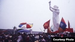 资料照:1989年天安门广场的民主女神像和要求民主的学生。