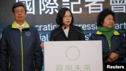 在台湾总统大选中胜选的民进党总统候选人蔡英文(中)召开国际记者会 (2016年1月16日)