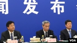 2016年11月7日,中国人大常委会香港基本法委员会主任李飞在记者会上回答关于香港立法会议员宣誓资格的问题。(美国之音叶兵拍摄)