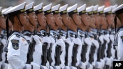 资料照:在天安门广场接受检阅的中国海军士兵。(2019年10月1日)