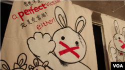 “米兔在中国”展览一角。“米兔”与“#MeToo"(我也是)谐音。